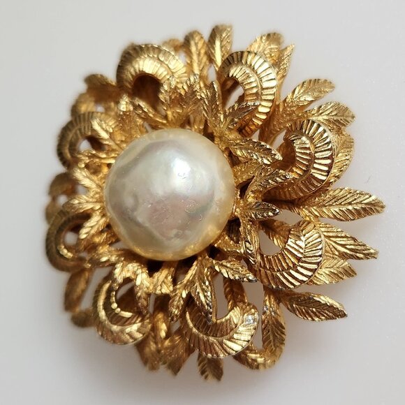 BENEDIKT NY SIGNED 1980-S VINTAGE DIMENTIONAL BROOCH DECORATED WITH FAUX PEARL. - Picture 3 of 8